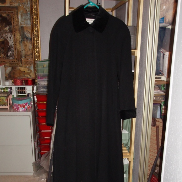 Evan Picone Jackets & Blazers - EUC Vintage Evan Picone Black Long Winter Coat